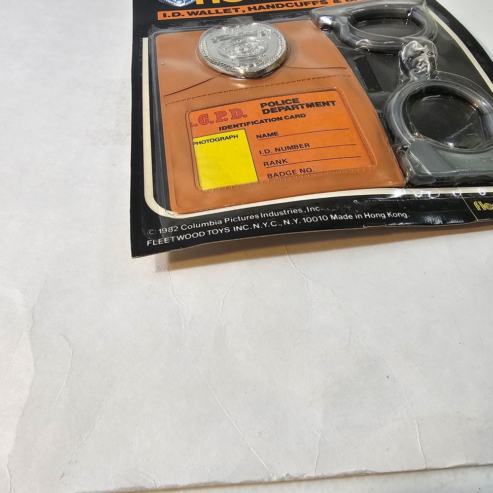 Vintage 1982 TJ Hooker Police Toy Set ID Wallet Handcuffs Badge Warped card - Picture 4 of 7